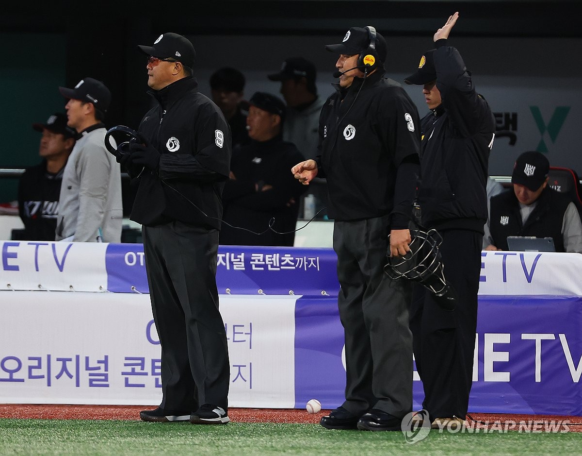 表达支持，曼城球迷拉TIFO：瓜迪奥拉，不仅仅是一名教练